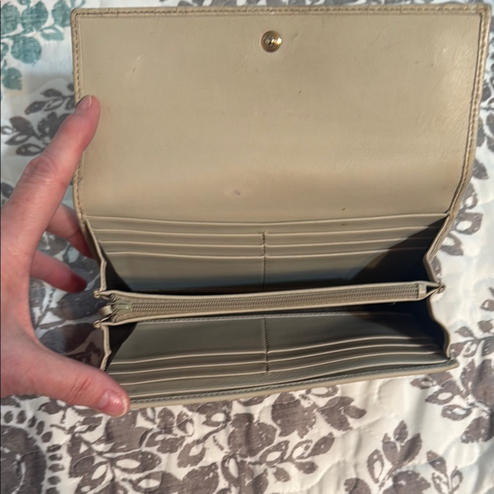 Gucci Guccissima Cream Leather Wallet with Gold GG Accent - Picture 8 of 10